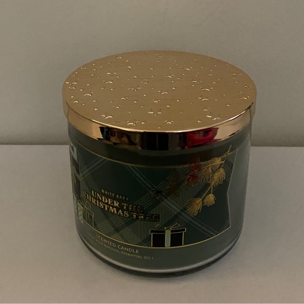 White Barn Under the Christmas Tree 3 Wick Candle